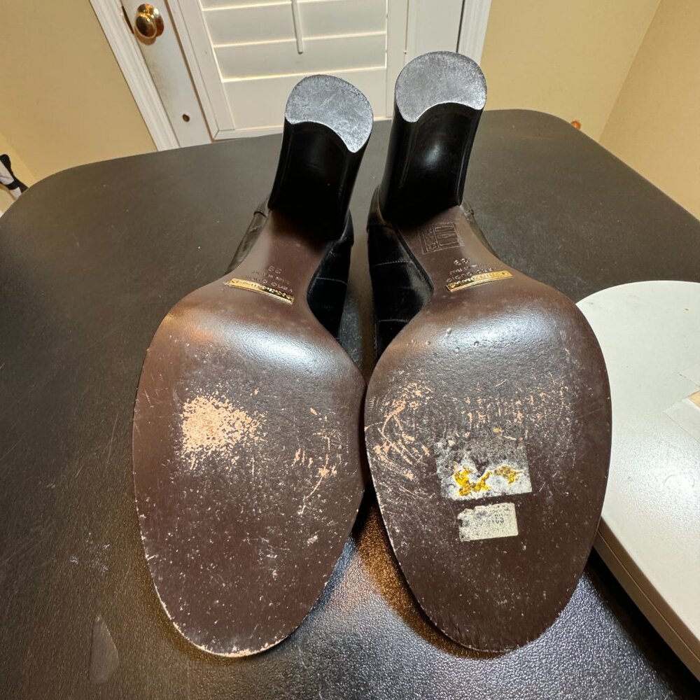 Dolce & Gabbana black pump with gold tone hardware size 39 - Picture 8 of 12